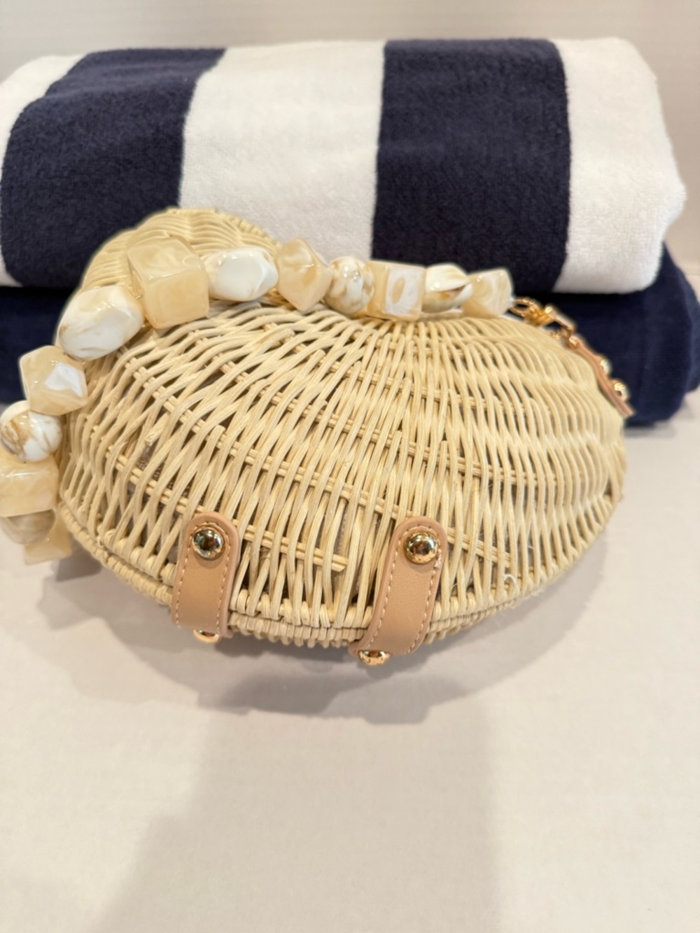 NEW Haute Hippie Conch Nautilus Cream Wicker with Pearl Beaded Handle - Picture 6 of 7